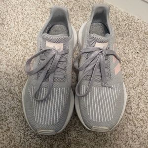 Women's Originals Swift Run Sneakers In Gray With Pink Stripe Size 8